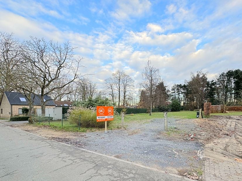 Bouwgrond op gunstige ligging van 941m2.&lt;br /&gt;
Deze bouwgrond is gelegen op een rustige (enkel plaatselijk verkeer) en groene omgeving op 15min van Ge