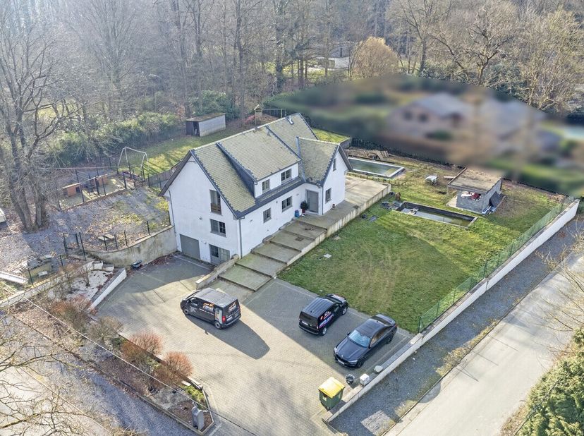 Agréable villa située dans une drève calme du prestigieux Bois du Strihoux sur une parcelle de +/- 26a 40ca. Cette villa vous offre au rez-de-chaussée