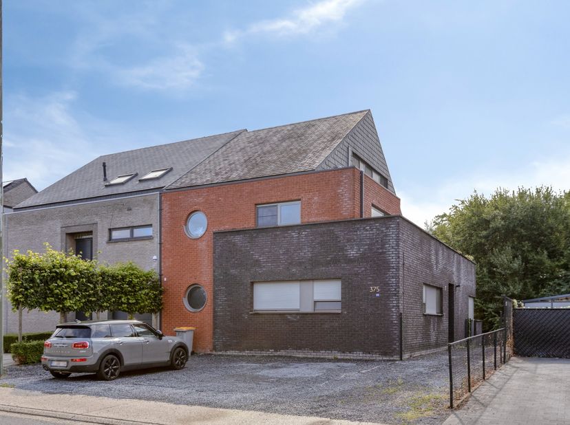 Bent u op zoek naar een instapklare en ruime woonst met alle comfort en voorzieningen binnen handbereik? Dan is dit duplexappartement aan de Oude Baan