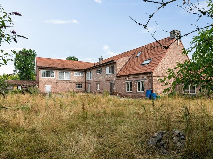 Bent u op zoek naar een riant appartement met 3 slaapkamers, 2 badkamers en ruim magazijn/garage? Kom dan zeker eens kijken naar deze uniek pand in Em
