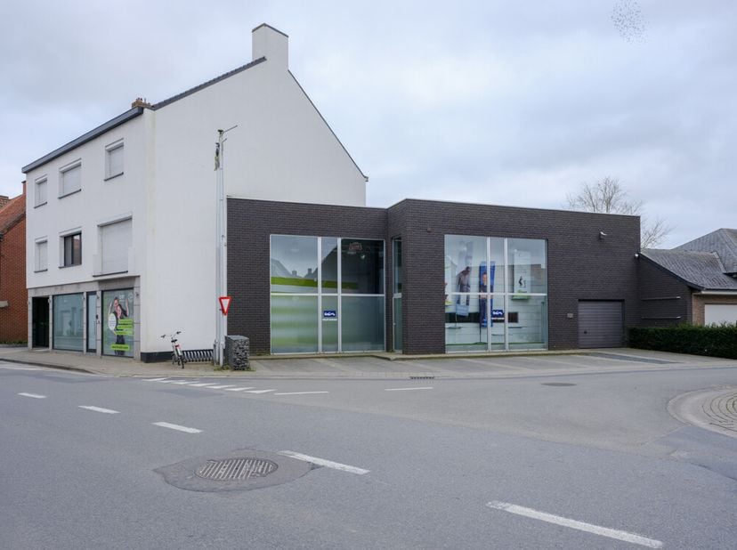 HANDELSPAND &amp; WOONGELEGENHEID -  &lt;br /&gt;
 &lt;br /&gt;
Gelegen te Waregem (Desselgem), Liebaardstraat 154-154+.  &lt;br /&gt;
Grondoppervlakte volgens kadaster: 92