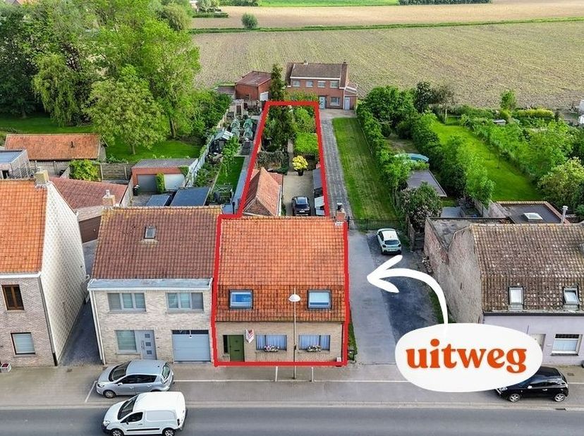 In het gezellige dorp Dikkebus en op wandelafstand van de lokale bakkerij, beenhouwerij, buurtwinkel, ... treffen we deze halfopen woning. Het pand li
