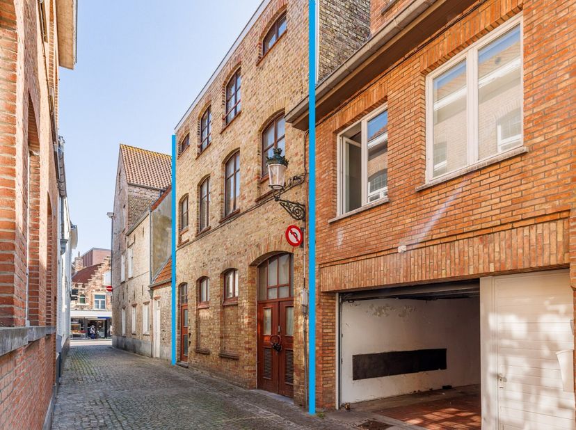 BRUGGE - STARTPRIJS  INTERESSANTE OPBRENGSTEIGENDOM bestaande uit 2 studios en een gelijkvloerse magazijnruimte, SUPER CENTRAAL gelegen tussen t Zand