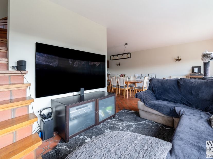 Halfopen bebouwing met grote garage  Ideaal voor doe-het-zelvers!&lt;br /&gt;
Deze woning met 3 gevels, gelegen in de buurt van alle voorzieningen, biedt ee