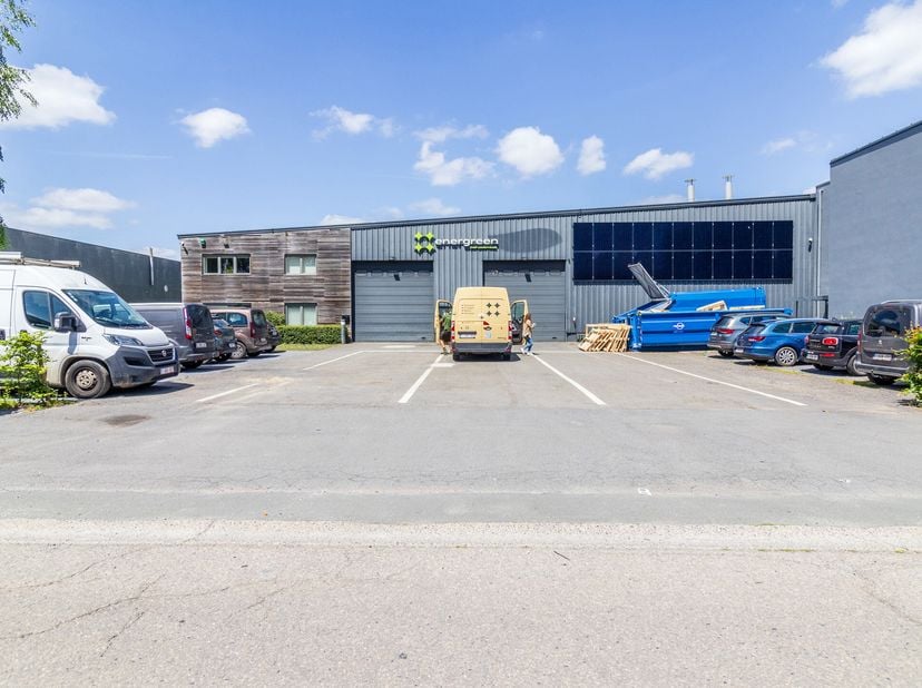 Découvrez cette opportunité unique de développer votre activité dans le zoning Nord de Wavre : bâtiment totalisant 2.400 m² d&#039;entrepôt et de bureaux e