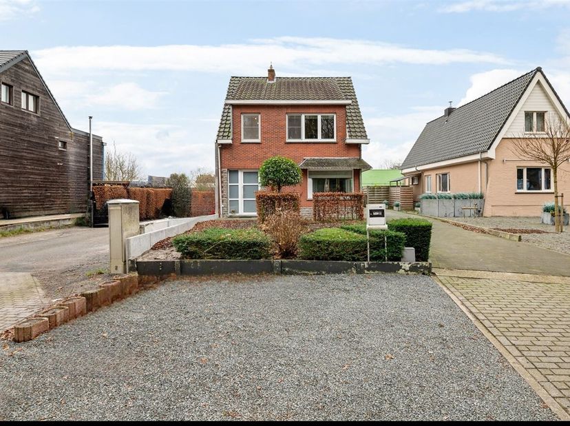 Instapklare, goed onderhouden woning met werkgarage, smeerput en kelder. Veel opslagruimte en een afgesloten tuin ideaal voor gezinnen en dieren! Topl
