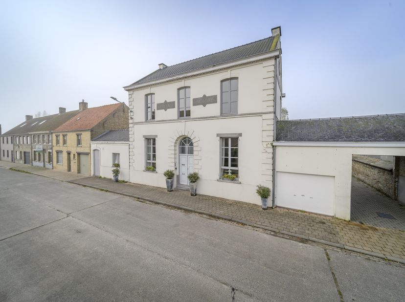 Dans la Pollinkhovestraat à Pollinkhove, nous trouvons cet authentique manoir à vendre. Cette maison spacieuse d&#039;une superficie de 404 m² est située a