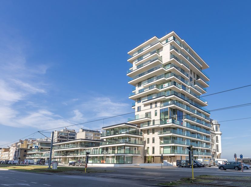 Zeer ruime garagebox te koop gelegen langs de Troonstraat te Oostende/Mariakerke. Deze afgesloten box bevindt zich op -1 van Residentie TROON17 en is