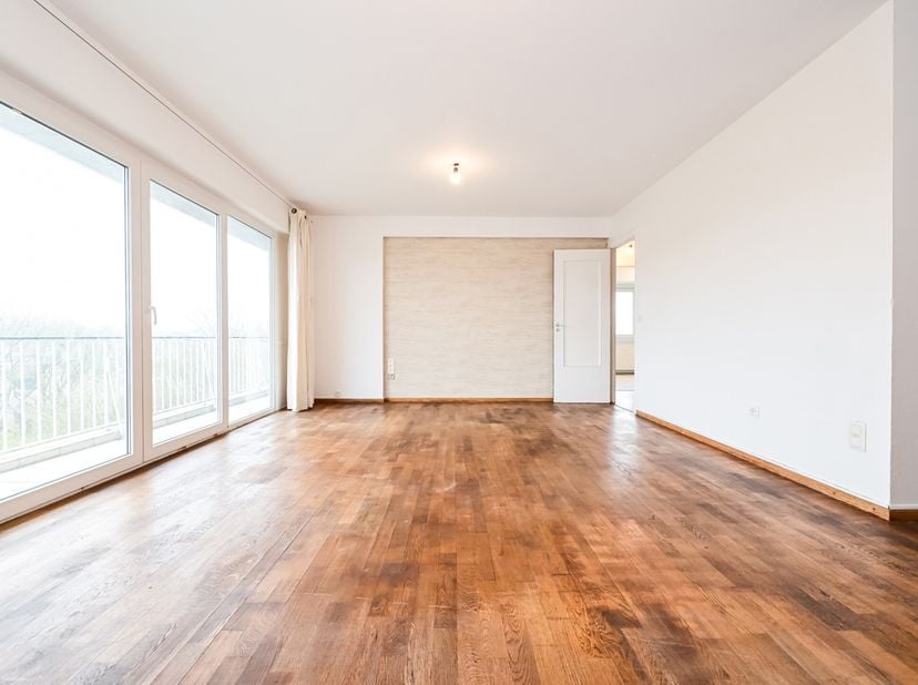 Proche de toutes les commodités, découvrez cet appartement à rafraîchir, offrant trois chambres, une double terrasse et des possibilités de stationnem
