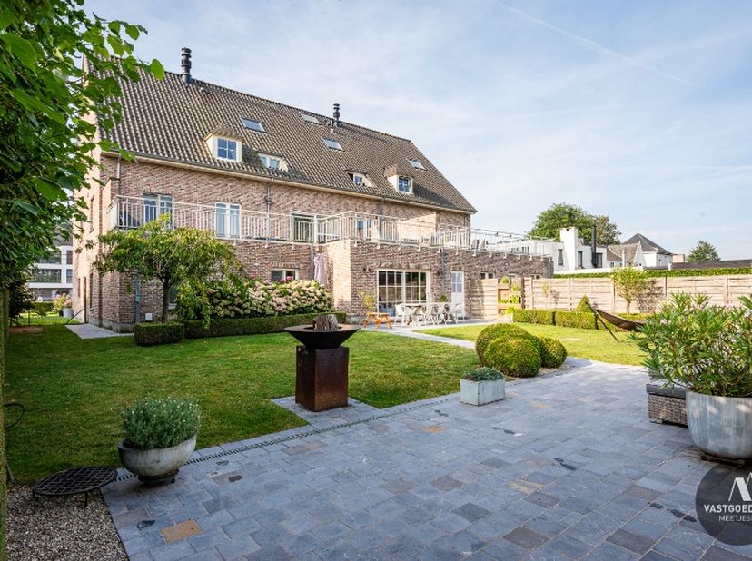 Dit prachtige, gelijkvloers villa-appartement biedt de ultieme combinatie van comfort, stijl en rust. Het appartement beschikt over drie ruime slaapka