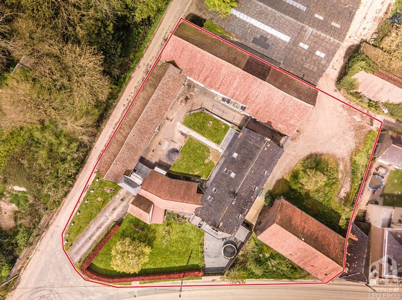 Située au cur du village de Velaines, l&#039;Agence Leclercq vous invite à découvrir cette ferme au carré dexception. Dotée de grands espaces de vie, de no