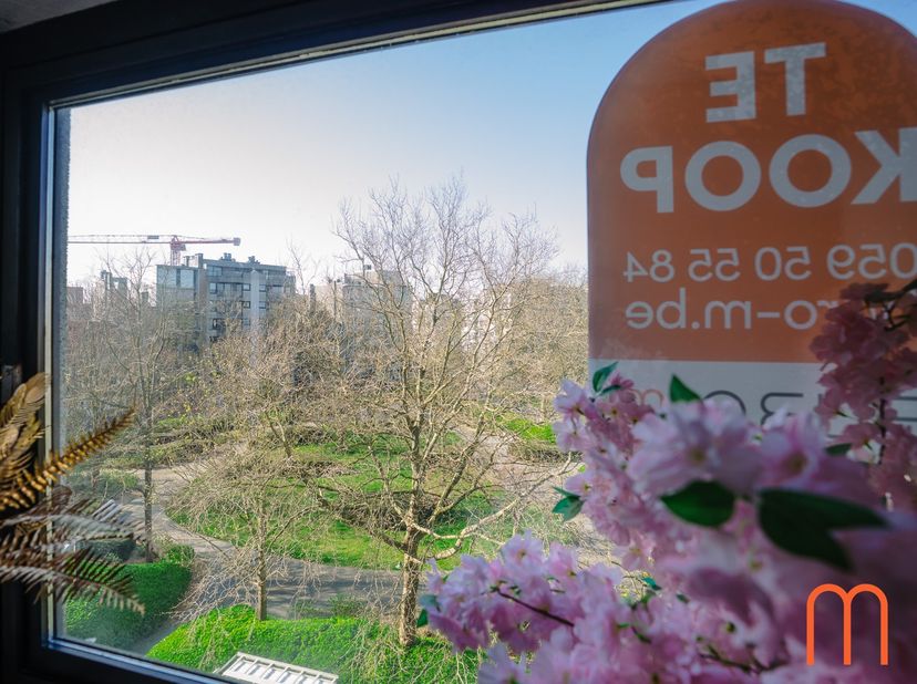 Gelegen op de 4de verdieping van de fantastisch gelegen Residentie Torenzeil, aan het Prinses Clementinaplein te Oostende, vindt u dit appartement dat