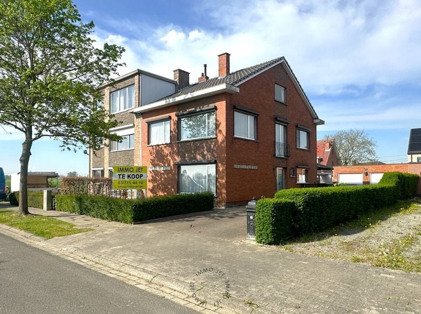 Welkom in deze charmante halfopen bebouwing, gelegen op een absolute toplocatie in een doodlopende straat in de geliefde Jerebezelaan (Aardbeienlaan)