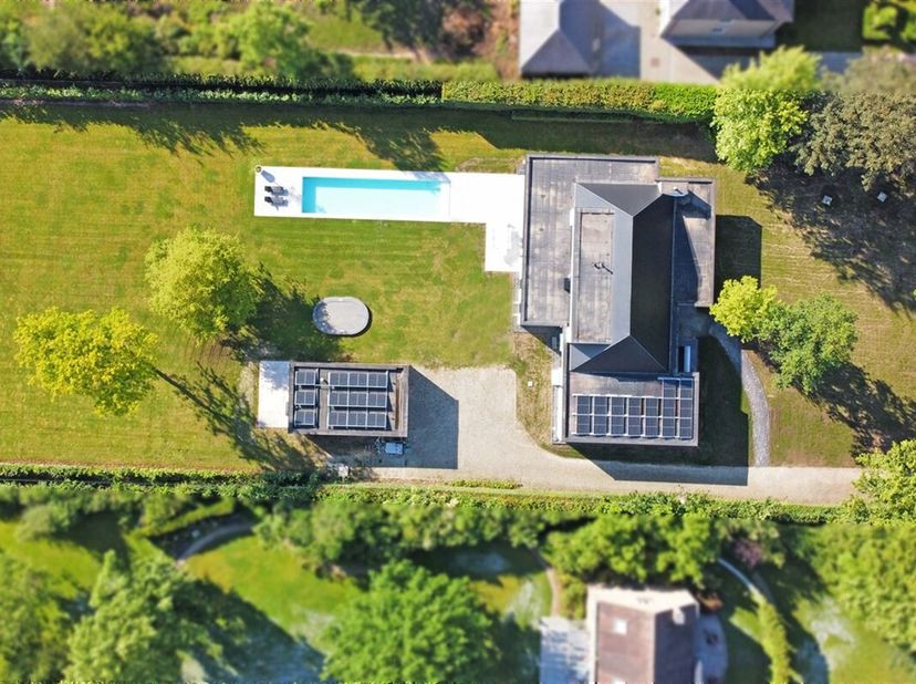 Deze villa werd volledig gestript en heropgebouwd in 2023/2024. Er werd gebruik gemaakt van zeer hoogwaardige materialen en moderne comforttechnieken.