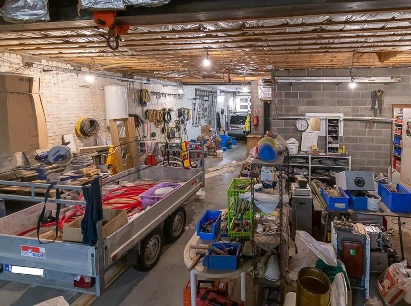 Rez commercial actuellement à usage d&#039;atelier  équipé en eau, électricité, comprenant deux bureaux , un vaste espace de stockage d&#039;environs 250m² conn