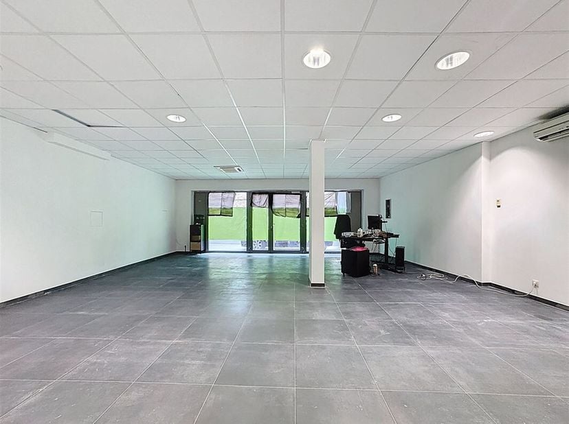 Centrum van Beersel - Mooie handelsruimte van +/- 120m² gelegen op het gelijkvloers als volgt samengesteld: een mooie handelsruimte van +/- 85m², een