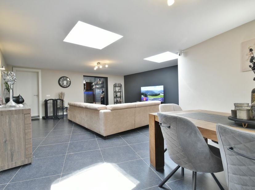 Volledig gemoderniseerd handelspand met ruime privé-woning op een commerciële toplocatie te Lanaken. Het pand beschikt over een ruime inpandige garage