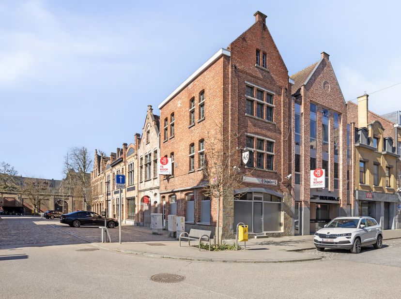 In het hart van Ieper worden twee naast elkaar gelegen gebouwen te koop aangeboden. Deze eigendommen, elk met een eigen bestemming in het verleden, bi