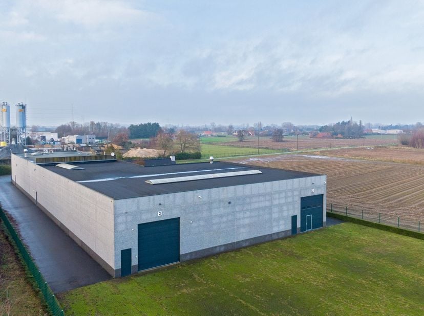 Uitstekend gelegen bedrijfsgebouw met een oppervlakte van 1.393 m², inclusief 243 m² mezzanine opslagruimte, samen met 588 m² kantoorruimte en een won