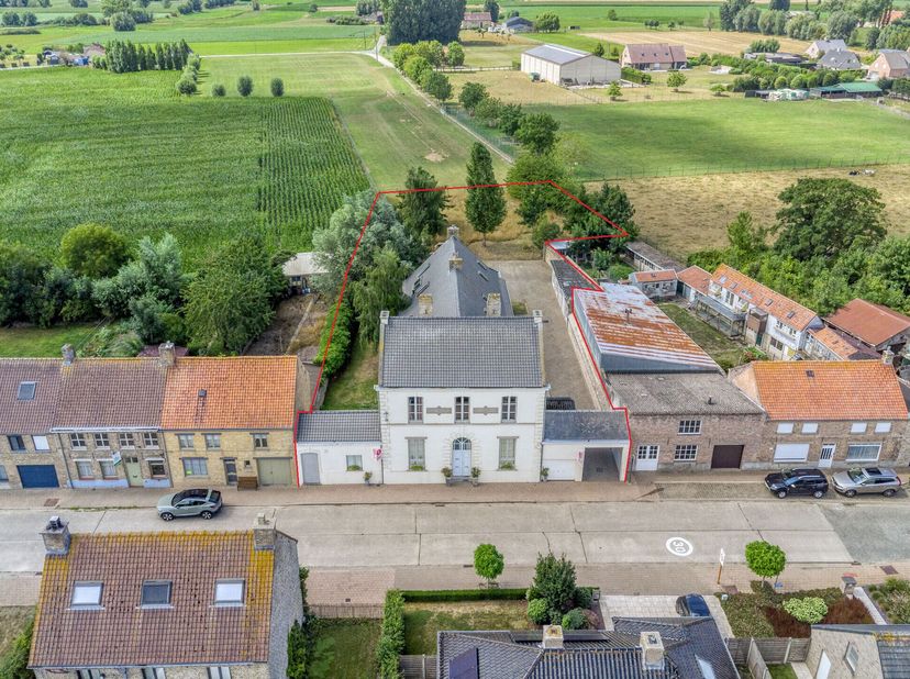Dans la Pollinkhovestraat à Pollinkhove, nous trouvons cet authentique manoir à vendre. Cette maison spacieuse d&#039;une superficie de 404 m² est située a
