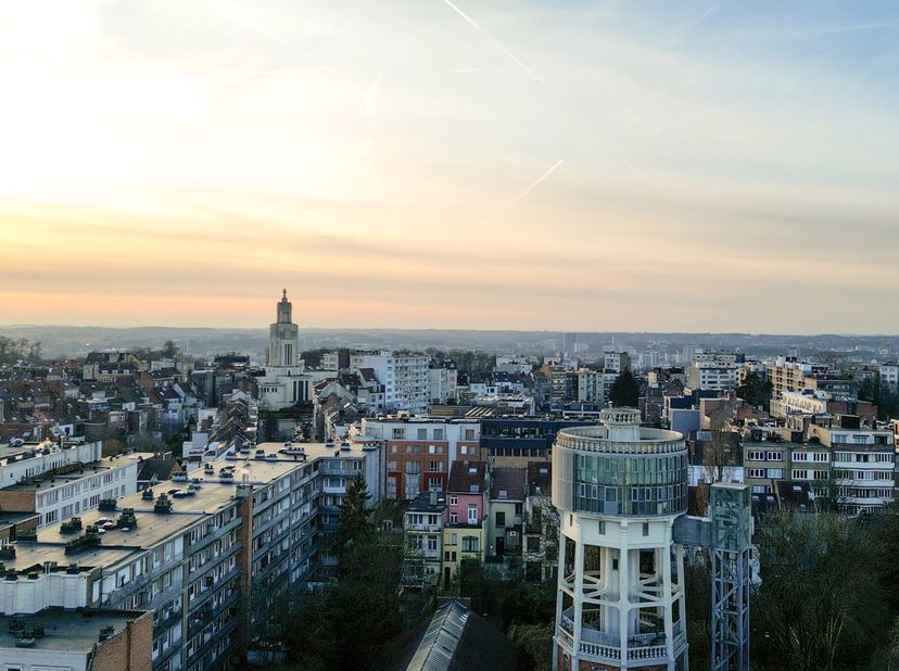 Vlakbij de gewilde Molièrelaan, achter een elegant metaal hek, staat de Marconi-watertoren die in 1904 werd gebouwd. Hij werd tot 1934 geëxploiteerd d