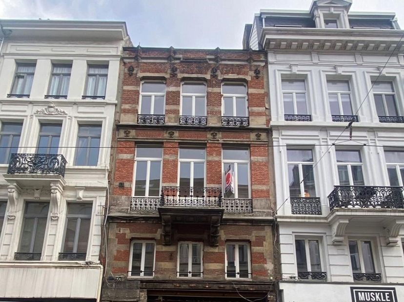 Opbrengsteigendom met handelsgelijkvloers en 4 appartementen in één van de meest prestigieuze winkelstraten van Antwerpen.&lt;br /&gt;
GLV: handelsgelijkvlo