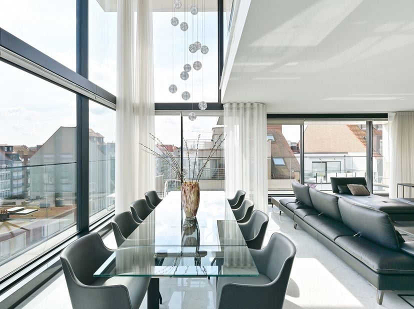 One-off dakappartement op de hoek van de Paul Parmentierlaan en de Sylvain Dupuisstraat, vlakbij het Albertstrand en het Rubensplein in de gerenommeer