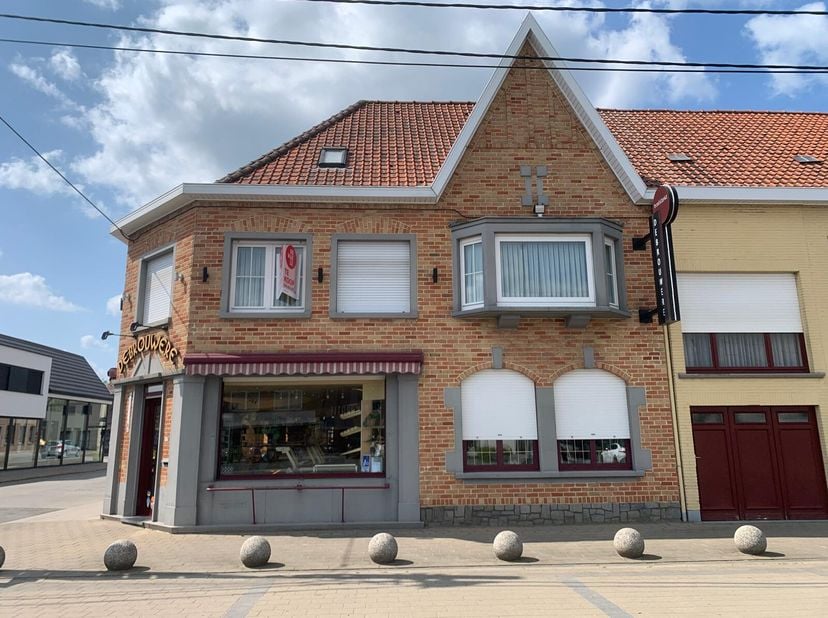 Unieke eigendom te koop: woonhuis met commerciële ruimte&lt;br /&gt;
Op het gelijkvloers bevindt zich de leefruimte en de uitgeruste keuken. Privédeel is af