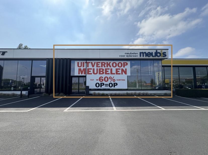 Baanwinkel +/- 640 m2 in een modern gebouw met grote raampartijen gelegen langs de Staatsbaan (N9) in Maldegem met vlotte verbinding naar Eeklo, Gent