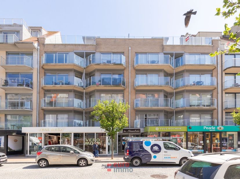 Mooi appartement gelegen in hartje van Nieuwpoort Bad te midden van de winkelstraat en op amper enkele meters van de Zeedijk.&lt;br /&gt;
&lt;br /&gt;
Alle comfor