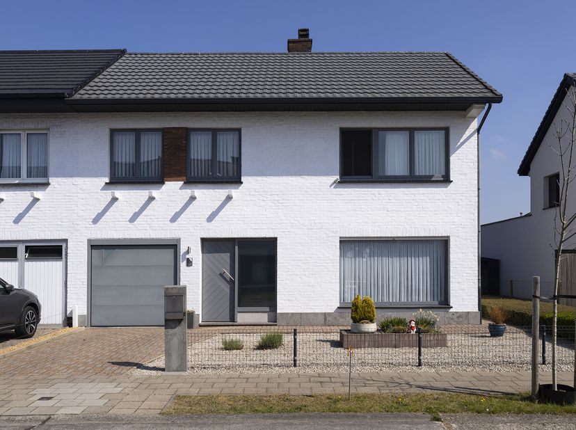 In een rustige, kindvriendelijke wijk bevindt zich deze zeer verzorgde halfopen bebouwing. Ideaal voor wie op zoek is naar een instapklare gezinswonin