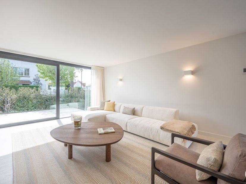 Cette villa jumelée neuve unique et située au calme avec 6 chambres à coucher complètes se trouve à proximité de la digue et à proximité du centre de