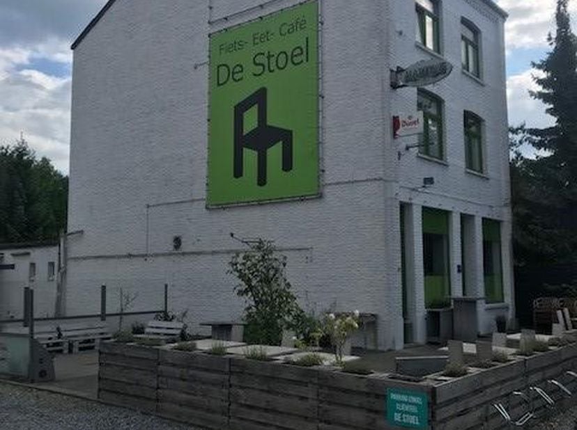 Zeer goed gelegen (fiets)café/brasserie op zicht locatie langs de drukke baan naar de bekende Van Craenenbroek winkel in Opglabbeek.&lt;br /&gt;
Deze zaak i