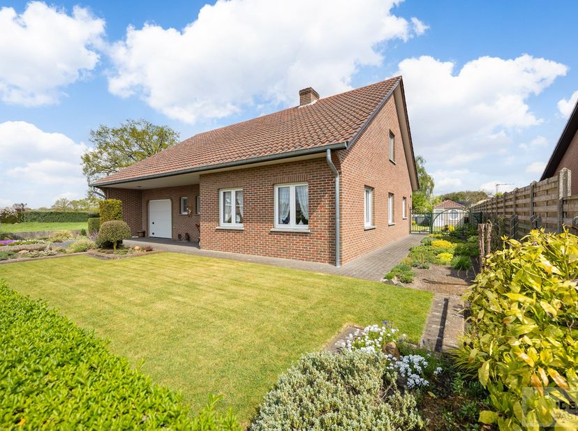 KNAPPE EN INSTAPKLARE WONING MET 4 SLAAPKAMERS, INPANDIGE ÉN VRIJSTAANDE GARAGE, HEERLIJK TERRAS OMGEVEN DOOR EEN PRACHTIGE TUIN!! Perfect verzorgde e