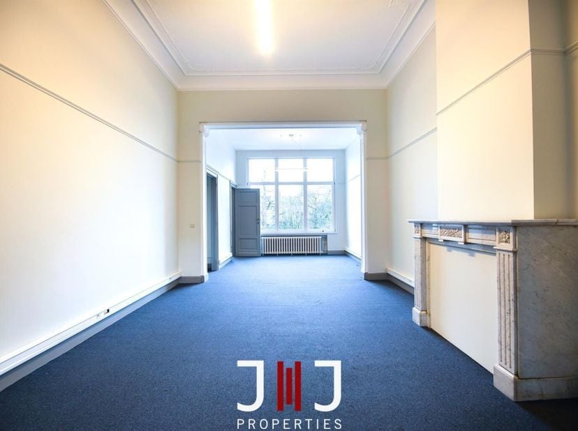 Idéalement situé sur la prestigieuse Avenue de Tervueren, à deux pas de Montgomery, ce superbe hôtel de maître est parfaitement adapté pour accueillir