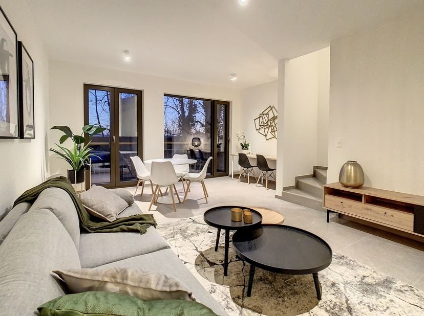 Deze bijna-energieneutrale nieuwbouwwoning vind je terug op de Boomgaardstraat 26, op wandelafstand van de grote markt van Maaseik. Alle dagelijkse vo