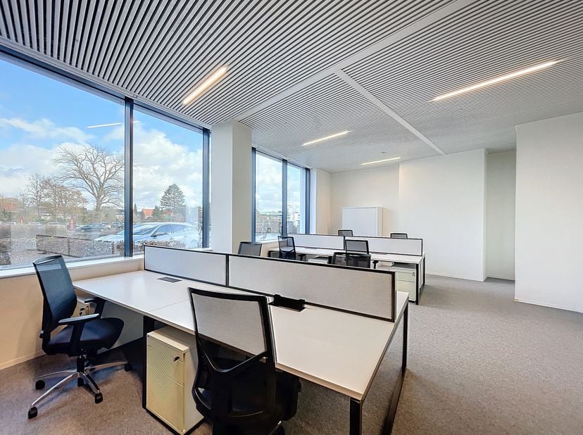 Deze kantoren te huur bevinden zich in het nieuwbouw kantorencomplex SkylinE40 te Aalst, langs de E40. Deze ligging zorgt voor een uitstekende bereikb