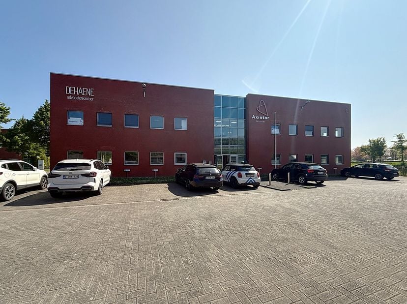 Bureau paysager au rez-de-chaussée d&#039;environ 240 m² à louer à Ypres. Le bureau dispose de 2 bureaux paysagers ouverts, de 2 zones séparées et d&#039;une sa