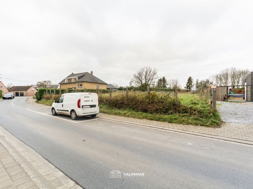 VALIMMAS verkoopt dit prachtig gelegen perceel bouwgrond, bestemd voor een ruime driegevelwoning. Eventueel ook samen te voegen met het aanpalende per
