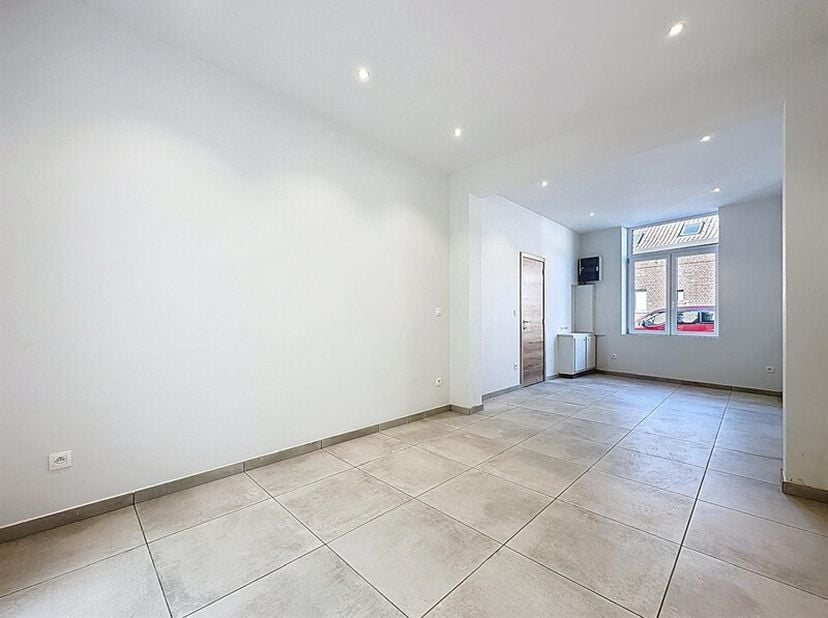 Charmante maison rénovée à Herseaux  Coup de coeur assuré !&lt;br /&gt;
Située dans un quartier prisé dHerseaux, cette maison entièrement rénovée fin 2024/d