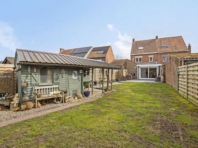 Maison à vendre à Kasteelweg 5 à Vlamertinge. Cette maison dispose de 3 chambres, d&#039;un grenier spacieux, d&#039;un joli jardin et d&#039;un garage avec sortie.