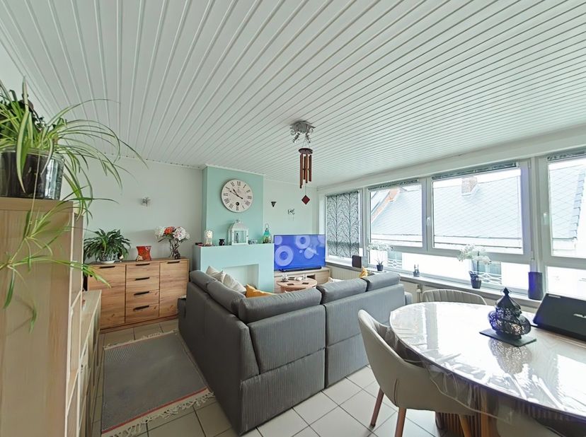 Situé au 3ᵉ étage d’un immeuble calme, cet appartement spacieux et lumineux bénéficie d’une orientation plein sud et d’une agréable vue sur le clocher