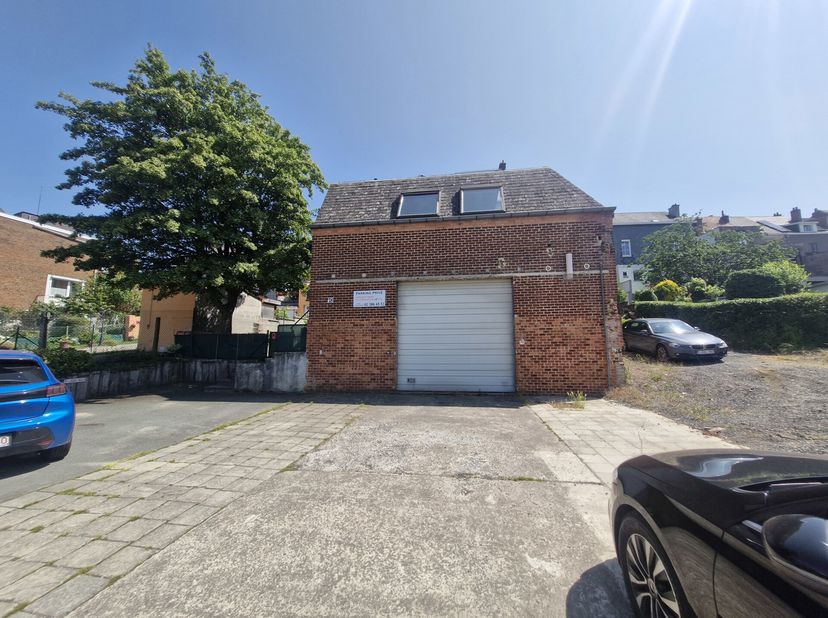 Structura.biz vous propose ce bien à proximité immédiate du centre de Braine-lAlleud.&lt;br /&gt;
Ce que vous allez adorer :&lt;br /&gt;
- Un entrepôt de 200 m²,