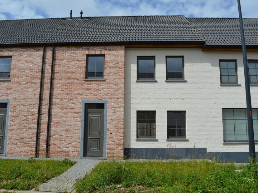 Deze nieuwbouw rijwoning in Moen is de perfecte plek voor een gezin om zich te vestigen. Met een ruime tuin op het westen, kunnen de bewoners genieten