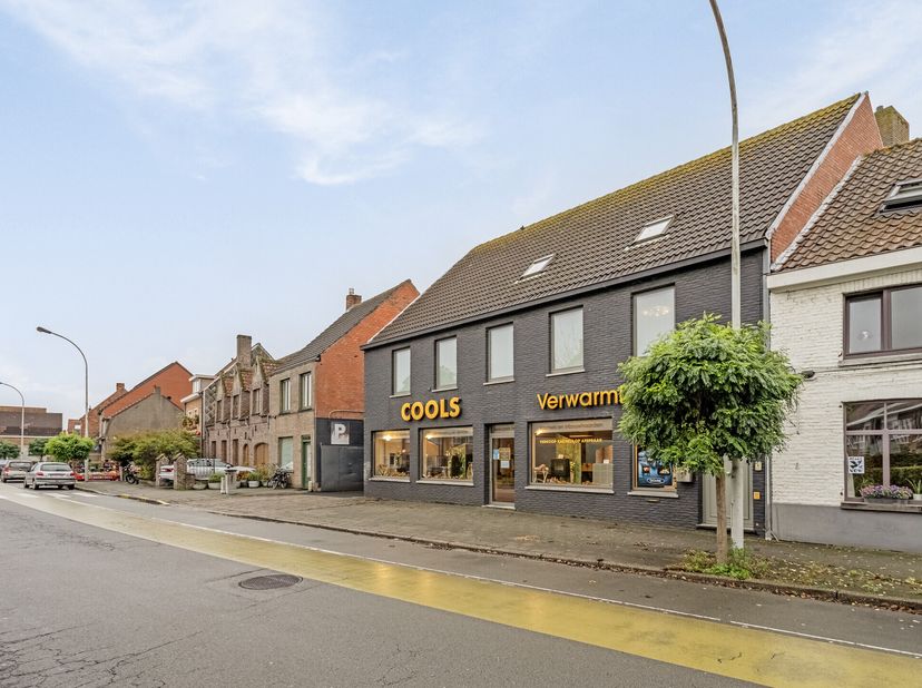 Indeling:&lt;br /&gt;
Winkelruimte/ kantoren (ca. 520 m²): &lt;br /&gt;
Inkom, ruime toonzaal, kantoorruimte, keukenruimte, sanitair&lt;br /&gt;
Magazijnen (ca. 830 m²)