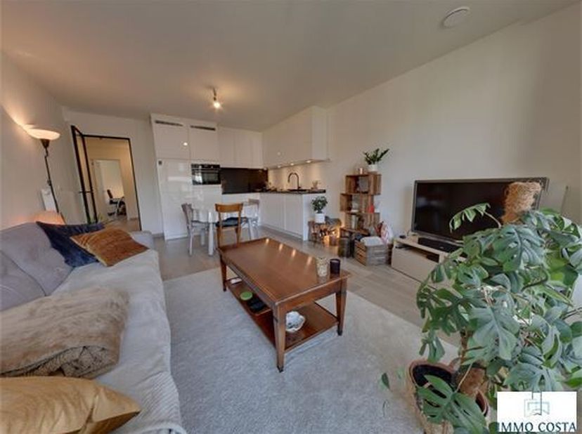 Instapklaar nieuwbouwappartement voorzien van alle comfort in het centrum van Middelkerke. Dit appartement is als volgt ingedeeld: inkomhal, leefruimt