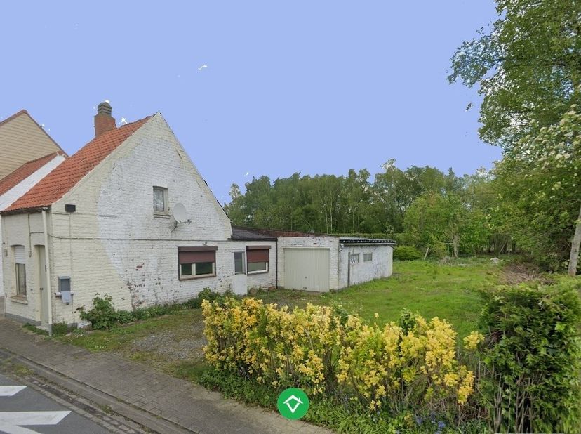 In het pittoreske landelijke dorpje Bekegem (tussen Jabbeke en Oudenburg), temidden van veel groen, vinden we dit mooi perceel bouwgrond op 642 m² voo