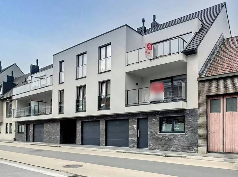 Ce lumineux appartement de 2 chambres avec une grande terrasse se trouve à quelques pas du centre de Waregem.&lt;br /&gt;
L&#039;appartement est fini de qualité