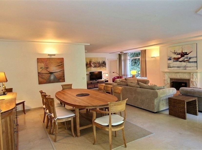 Proximité Franklin Roosevelt Bois de la Cambre, Hippodrome. Grand appartement (+-160 m²) complètement REMIS A NEUF  meublé et  lumineux situé au 2e ét