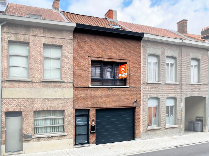 Deze stijlvol gerenoveerde woning bevindt zich op een toplocatie in het centrum van Temse, op wandelafstand van winkels, scholen en andere voorziening